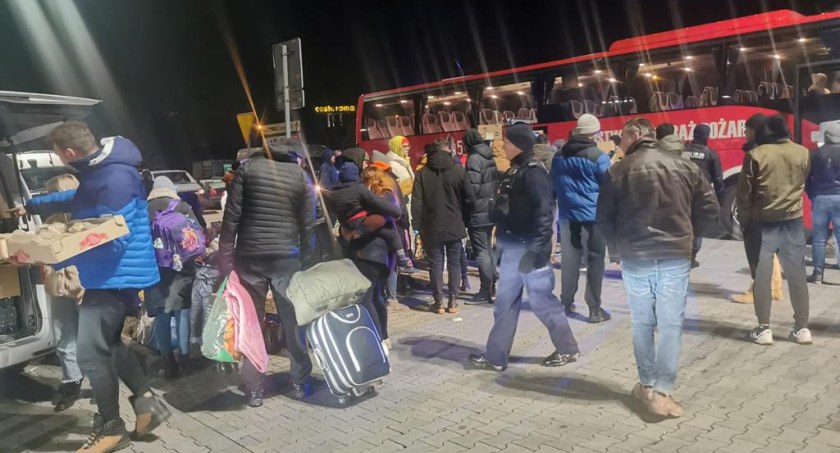 DLA MIESZKAŃCA, Wyjechali pomocą granicę Pierwsi uchodźcy dojechali Obornik - zdjęcie, fotografia