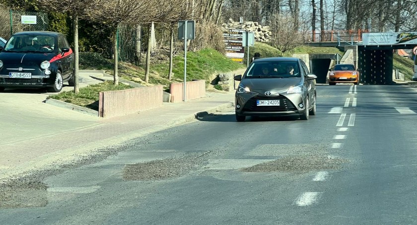 OD CZYTELNIKÓW, łatają dziury jezdni - zdjęcie, fotografia