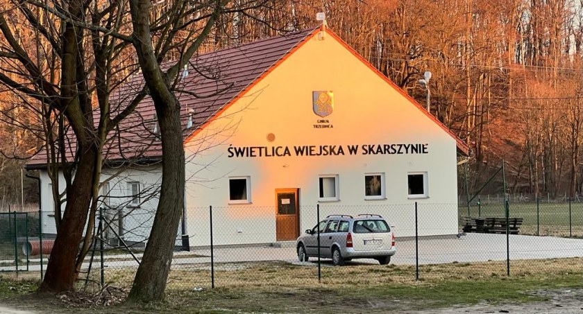 Z SAMORZĄDU, Putinizacja trzebnicku Burmistrz zmienić regulamin “zabrać” sołtysowi świetlicę - zdjęcie, fotografia