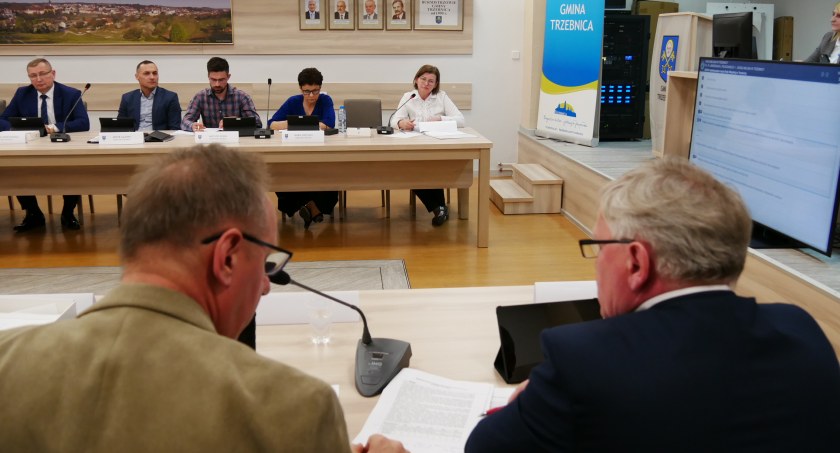 Z SAMORZĄDU, Nadciąga finansowe tsunami  Gmina Trzebnica pogrąża długach - zdjęcie, fotografia