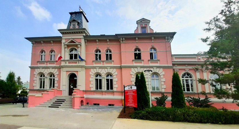 Budynek Starostwa Powiatowego w Trzebnicy. To tu policja zabezpieczyła komputery
