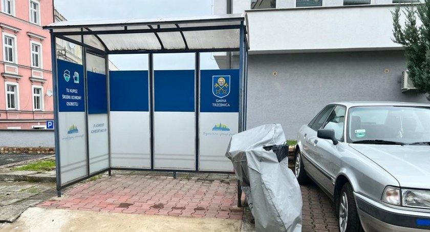 Mieszkaniec zwrócił nam uwagę, że pod wiatą przy Urzędzie Miejskim w Trzebnicy już dawno nie ma automatu z maseczkami. Może gmina wstawi teraz automat do kawy? Tak czy inaczej warto coś z tym zrobić...