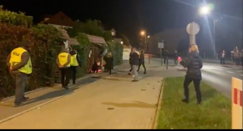 Manifestacja pod domem burmistrza Gminy Trzebnica
