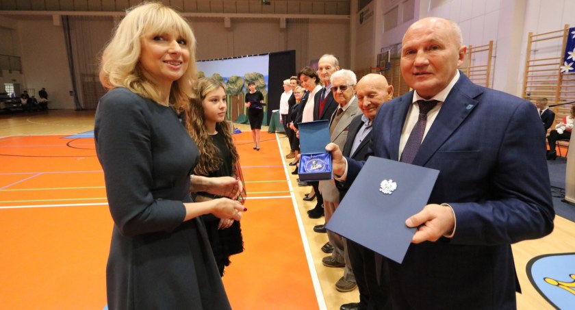 Burmistrz Marek Długozima otrzymał medal od... podległej placówki (fot.www.facebook.com/marek.dlugozima)