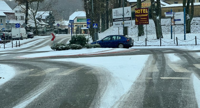 Ślisko na drogach. Spadł pierwszy śnieg