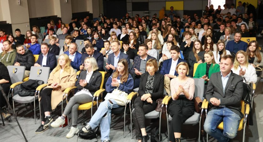 Zdjęcie z FB Brawo Ty przedstawiające I Młodzieżowe Forum Powiatu Trzebnickiego