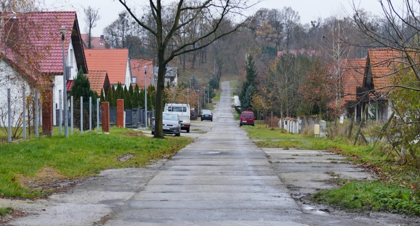 Betonowe płyty na ul. H. Pobożnego w Obornikach, w wielu miejscach z ubytkami i dziurami, zastąpi kostka betonowa. Powstanie też chodnik.