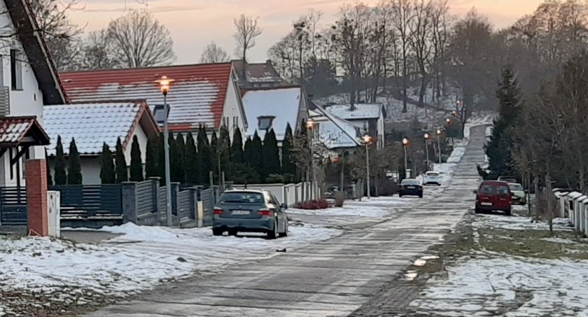 W Obornikach na ul. H. Pobożnego włącza się oświetlenie, gdy jest jeszcze jasno. Na pobliskiej ulicy Trzebnickiej lampy w tym samym czasie jeszcze się nie świecą.
