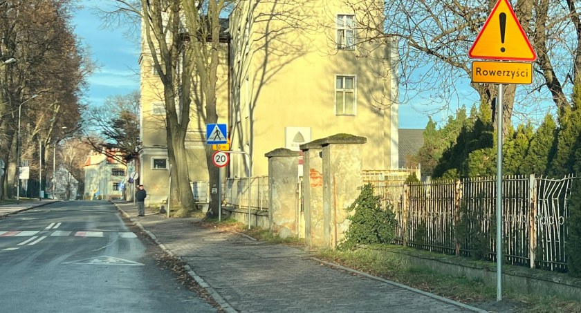 Ulica 1-go Maja w Trzebnicy. Ścieżka rowerowa zniknęła