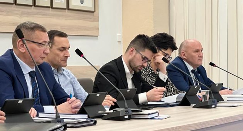 Radni burmistrza Marka Długozimy milczą