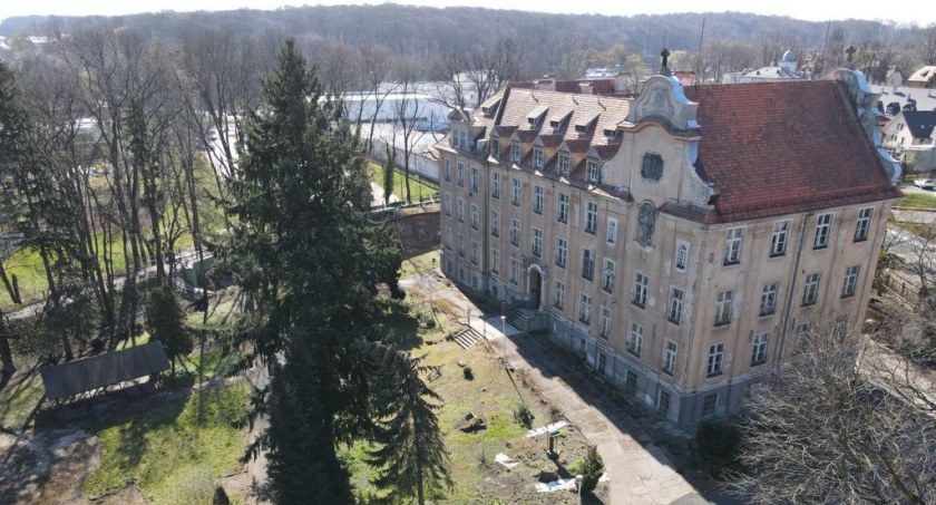 Budynek starego sanatorium przy ul. Stawowej w Trzebnicy