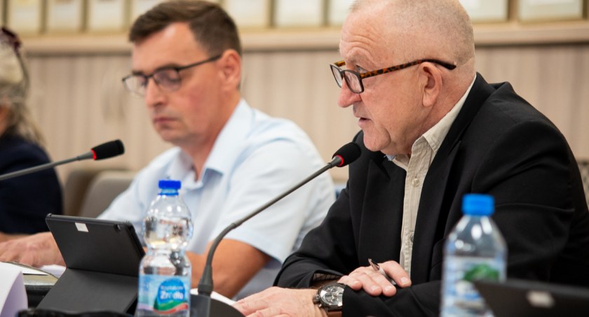 Radni Krzysztof Śmiertka i Mirosław Marzec chcą sprawdzać gminne dokumenty. Urzędnicy robią wszystko by ich im nie udostępnić, a jeśli już, to maksymalnie zwlekają i ich okazaniem. Urzędnicy przegrywają też w sądach, a prokuratury prowadzą śledztwa. Tak wygląda jawność w trzebnickiej gminie