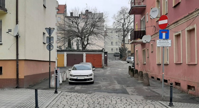 Mieszkańcy protestują. Chcą, aby szlaban był zamykany.