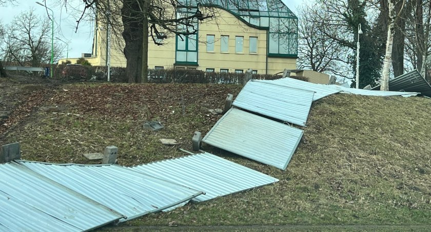 Ogrodzenie budowy parku miejskiego ponownie runęło
