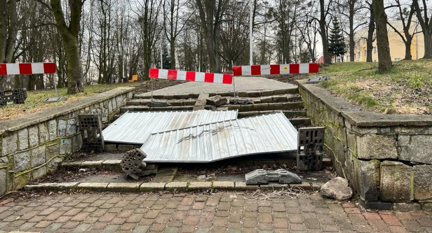 Przewrócone ogrodzenie przy wejściu do parku Kaczyńskich w Trzebnicy