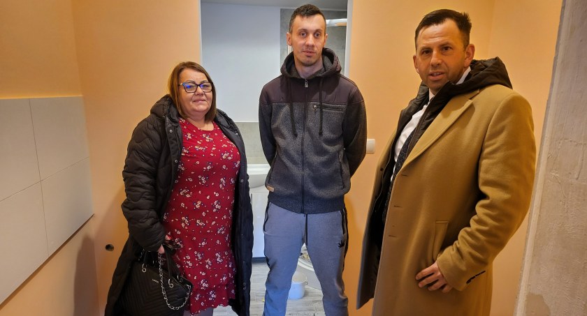 Zdjęcie Gmina Prusice: Z pomocą przyszli Burmistrz Gminy Prusice wspólnie z Dyrektor Centrum Usług Społecznych Joanną Wiraszką i w jednym z mieszkań już można korzystać z nowej łazienki