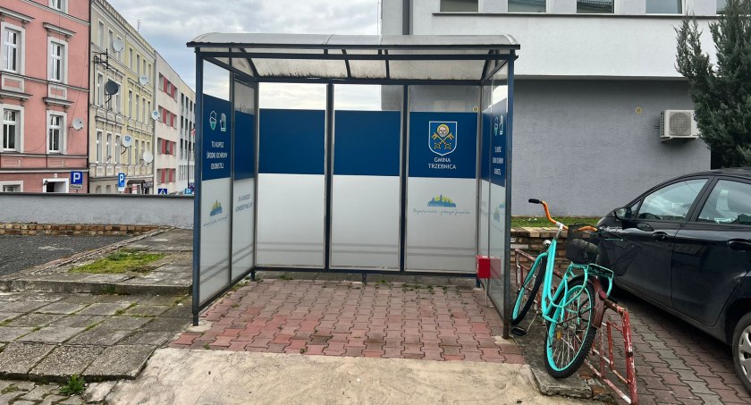 Wiata przy Urzędzie Miejskim w Trzebnicy