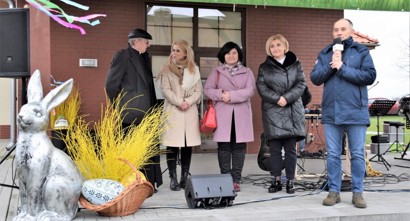 Jarmark został oficjalnie otwarty przez wójta Jakuba Bronowickiego oraz dyrektor OKSiR Renatę Cybulską-Kaczałko