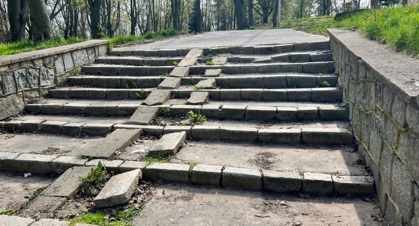 Wejście do wyremontowanego parku im. Marii i Lecha Kaczyńskich w Trzebnicy
