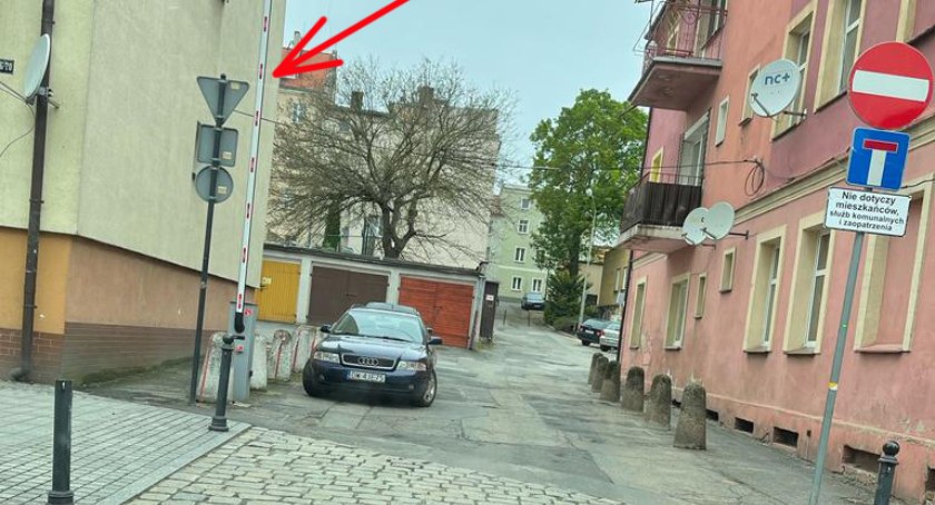 ul. Wąska w Trzebnicy, zdjęcie zrobiliśmy w środę 17 maja 2023