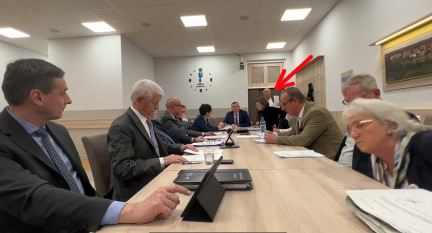 Radni z Rady Miejskiej w Trzebnicy podczas obrad komisji