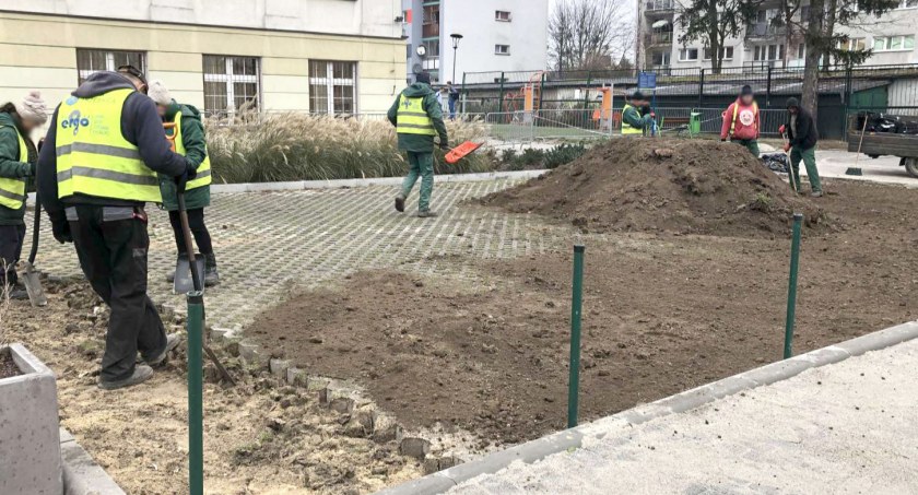 Tak pracownicy gminnej spółki komunalnej Ergo zasypywali ułożoną wcześniej ażurową kostkę betonową przed Szkołą Podstawową nr 1 w Trzebnicy. Gdy zapytaliśmy o koszty i dokumenty, odpowiedzi nam nie udzielono. Zrobiono to dopiero wtedy, gdy sprawa trafiła do prokuratury
