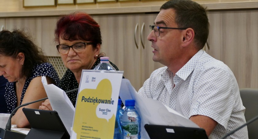 Radny Krzysztof Śmiertka przedstawia niewygodne dla władz Gminy Trzebnica fakty.