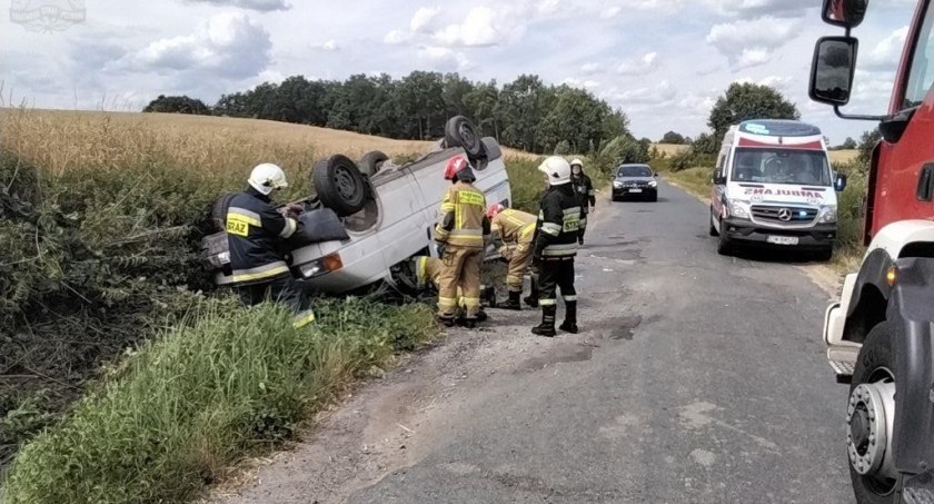 Wypadek busa koło Przecławic. fot.: KPPSP Trzebnica