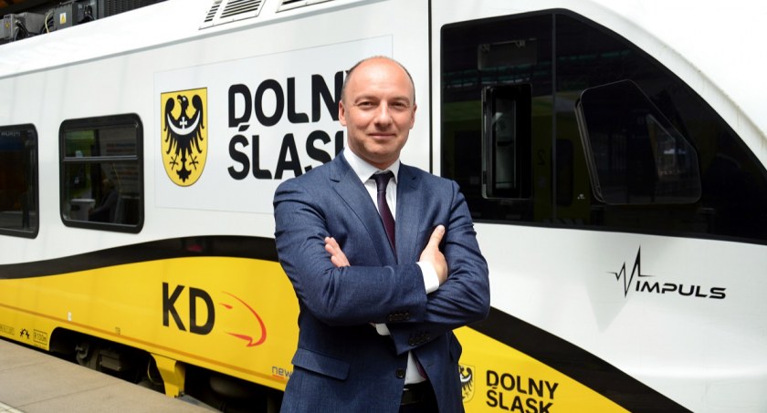 Pociąg to nie tylko bardziej ekologiczna i zrównoważona forma transportu, ale także duży komfort i bezpieczeństwo – Tymoteusz Myrda, członek Zarządu Województwa Dolnośląskiego odpowiedzialny w regionie m.in. za infrastrukturę i kolej