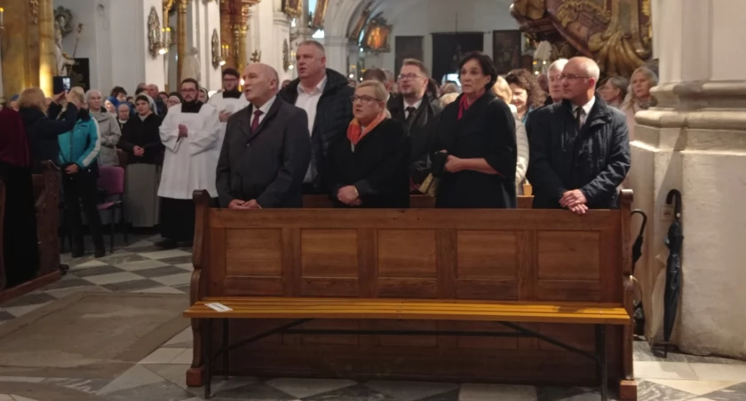 Marek Długozima w towarzystwie Beaty Kempy z SP oraz Piotr Okuniewicz, Krystyna Haładaj i Mateusz Stanisz (Fot. FB Andrzej Jaroch)