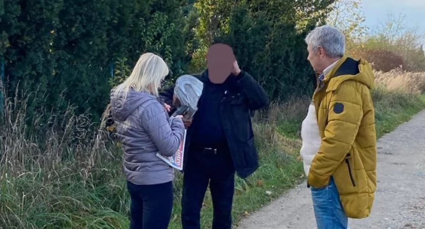 Mężczyzna trzymający w ręce gazety, roznosił je po domach Gminy Wisznia Mała