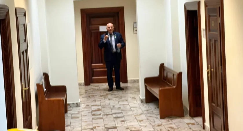 Na zdjęciu burmistrz Marek Długozima, na korytarzu sądowym. Fot. archiwum