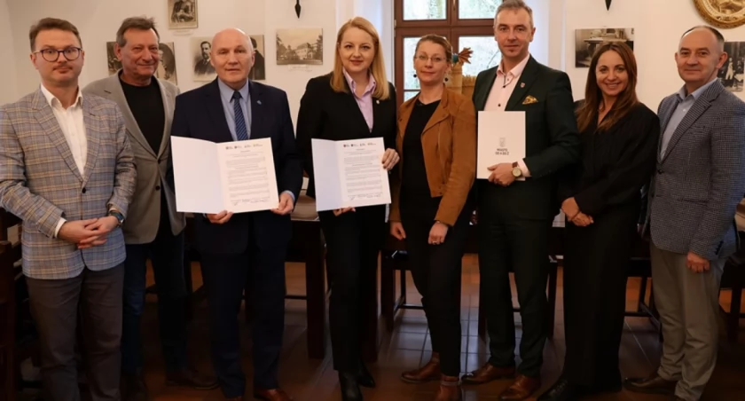 Na zdjęciu od lewej: Daniel Buczak, Bogusław Rubaszewski, Marek Długozima, Agnieszka Wersta, Joanna Monastyrska, Robert Lewandowski, Małgorzata Matusiak i Jakub Bronowicki