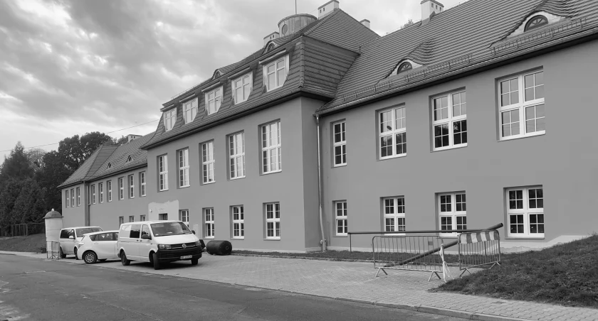 Trzebnica: Powiatowy Zespół Szkół nr 1 - Liceum Ogólnokształcące im. II Armii Wojska Polskiego