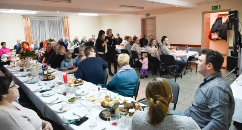 Spotkanie noworoczne w Szewcach i mieszkanki śpiewające karaoke