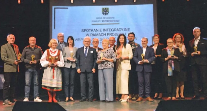 Pośrodku, w pierwszym rzędzie, znajduje się Adam Nowak - Przewodniczący Rady Seniorów Powiatu Trzebnickiego.