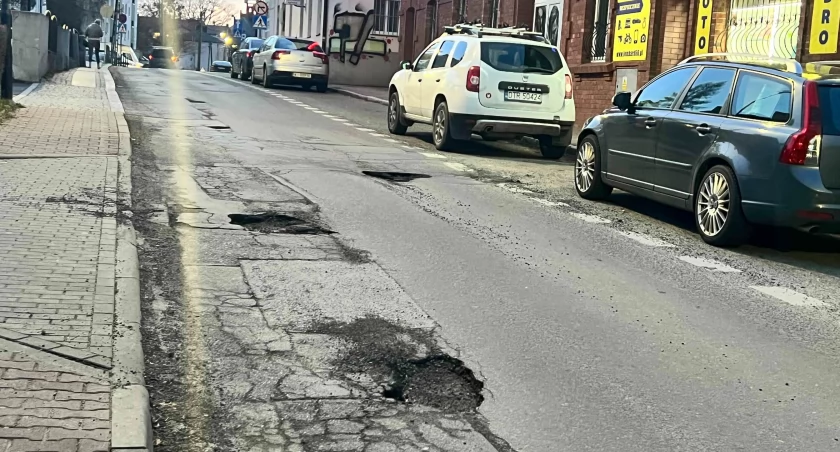 Trzebnica, ul. Kościelna. Dziury są niemal wszędzie