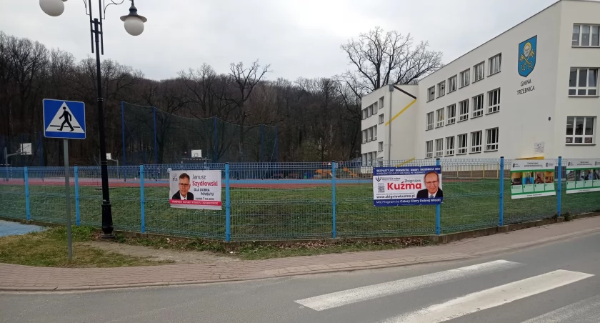 Trzebnica. banery na ogrodzeniu szkoły