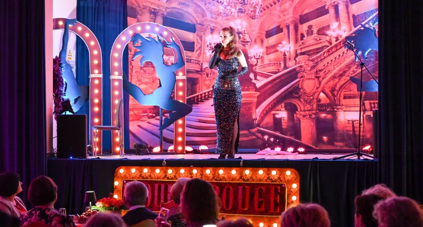 Podczas Gminnego Dnia Kobiet Panie zostały zabrane w magiczną podróżą do francuskiego świata Moulin Rouge