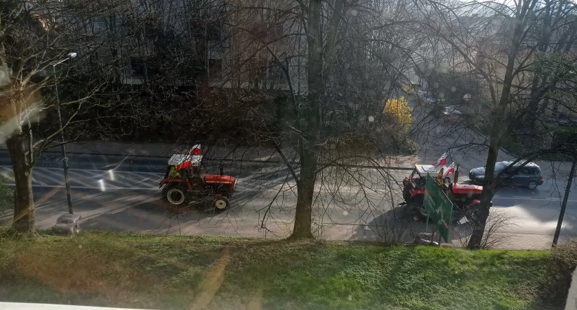 Rano maszyny rolnicze przejechały przez Trzebnicę kierując się na drogę S5