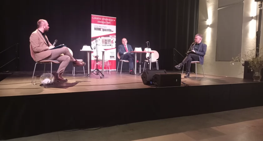Grzegorz Derela podczas debaty z kandydatami na wójta
