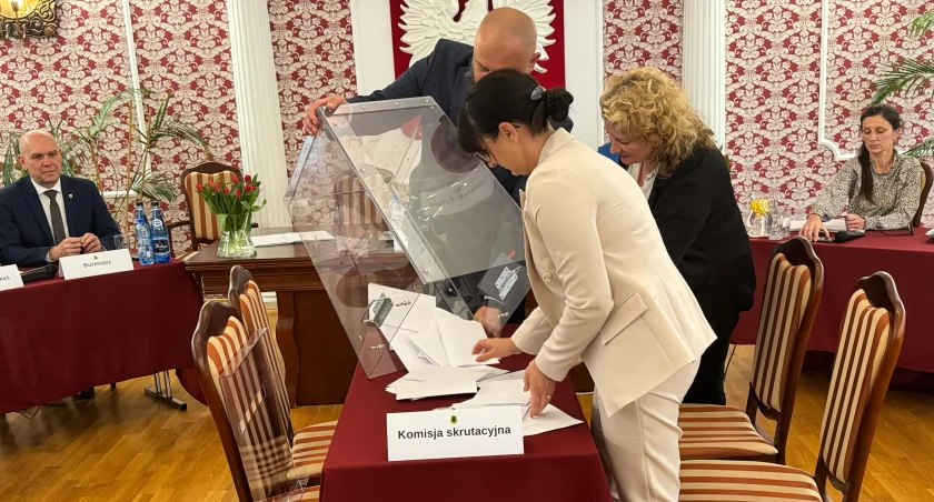 Komisja skrutacyjna liczy głosy