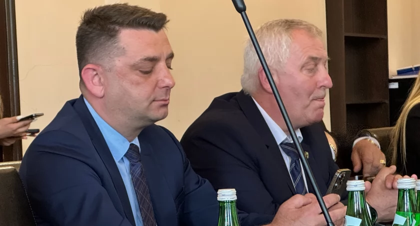 Grzegorz Terebun na sesji rady powiatu