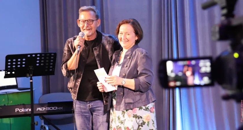Pani Elżbieta Filipkiewicz oraz kurator wystawy artysta Ryszard Glegoła