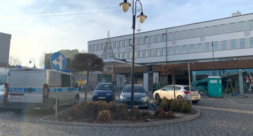 Policja przed urzędem