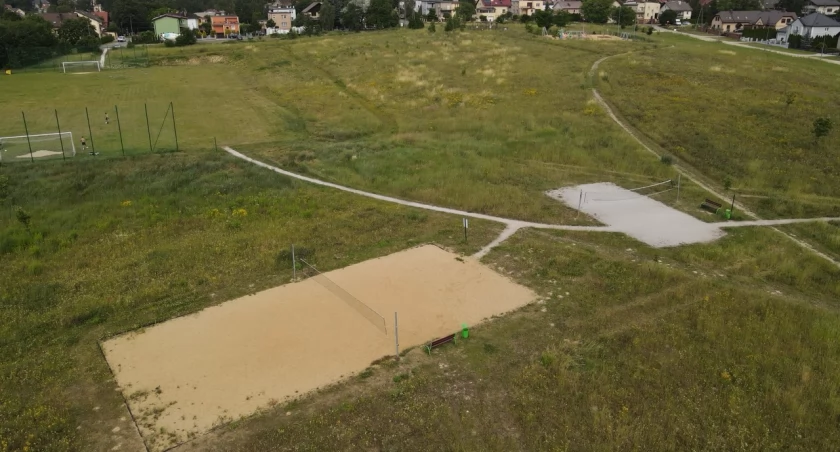 Boisko do siatkówki plażowej. Burmistrz zamierza je zlikwidować