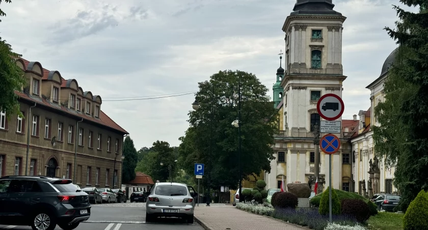 Nieprawidłowo zaparkowany samochód przy Bazylice św. Jadwigi