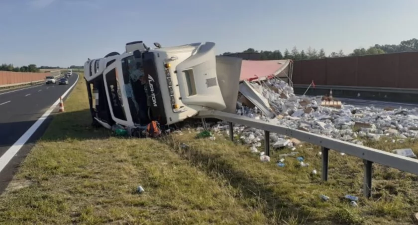 Przewrócona ciężarówka na drodze S5