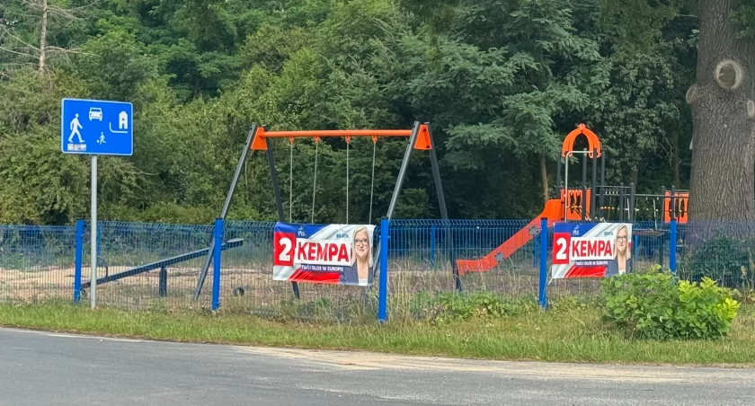 Nieusunięte plakaty wyborcze