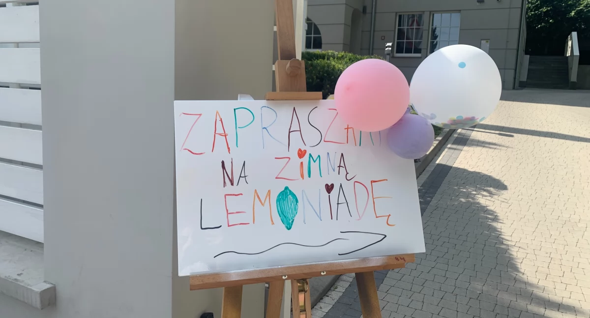 Szyld zapraszający na lemoniadę
